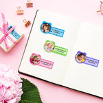 étiquettes personnalisables adhésives enfants couleurs bleu rose vert violet motifs floraux modernes textes personnalisables