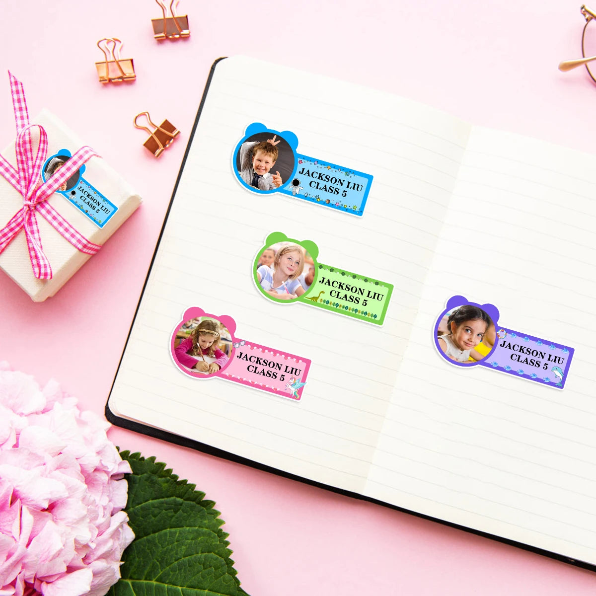 étiquettes personnalisables adhésives enfants couleurs bleu rose vert violet motifs floraux modernes textes personnalisables
