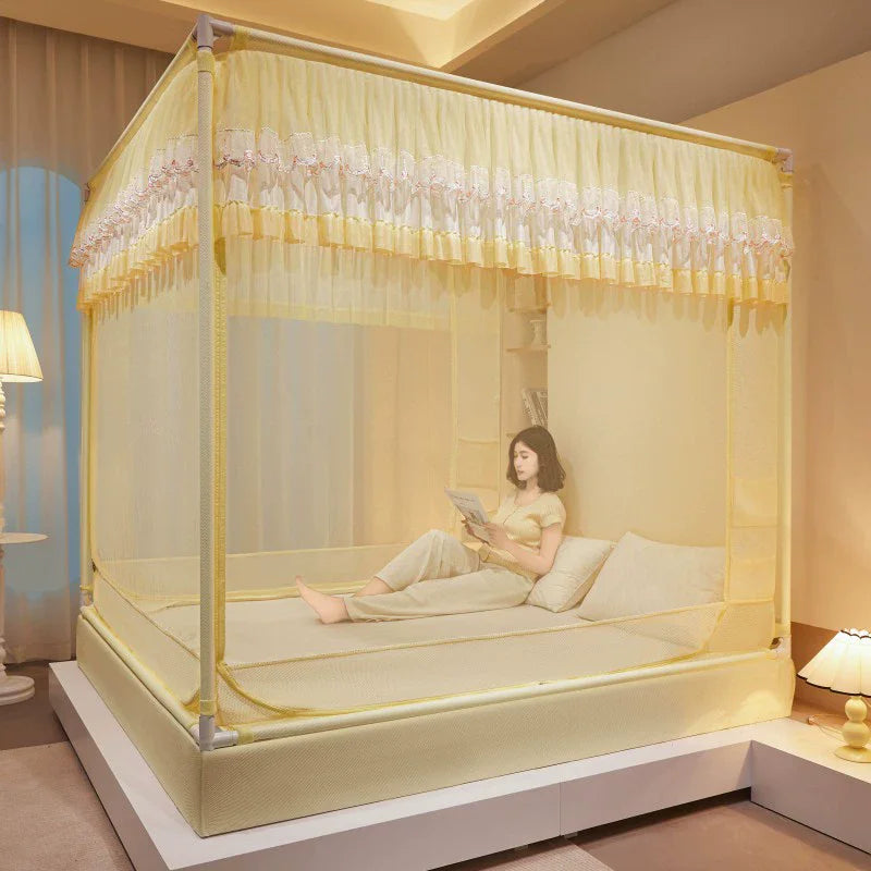 Une femme se détend sur son lit à baldaquin confortable dans une chambre élégante.