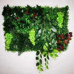 plantes artificielles vertes feuilles variées fruits rouges extérieures accrochées décoration naturelle maison exposition