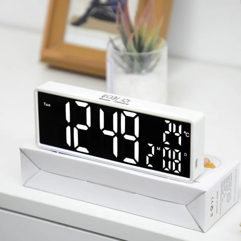 horloge numérique moderne écran led blanc noir vert compact rechargeable alarmes snooze acoustic control