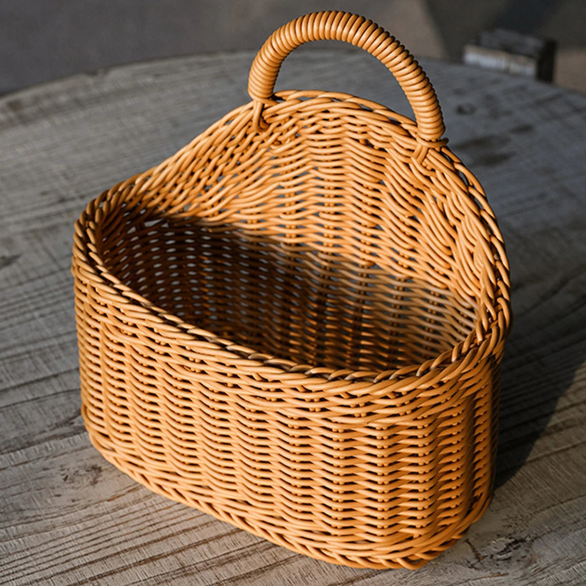 panier suspendu tressé marron rangement fruits légumes décoration murale rustique chambre cuisine respectueux environnement