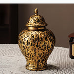 pot décoratif doré ornements floraux couvercle classique table arrangement floral moderne
