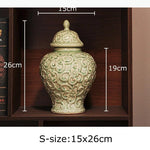 pot décoratif doré ornements floraux couvercle classique table arrangement floral moderne
