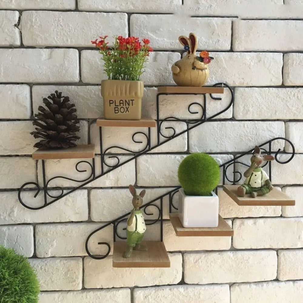 présentoir mural métal ajouré étagères bois rustique décoration intérieure volutes plantes pots lapin cônes