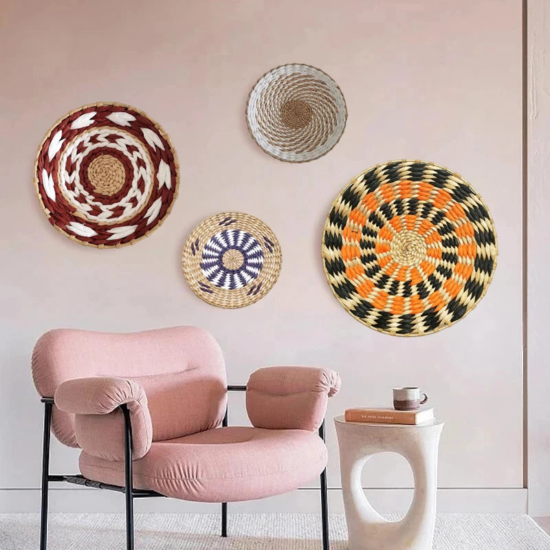 décoration murale tressée wicker bohème ethnique motifs rayés spirales petite taille suspension panier naturel