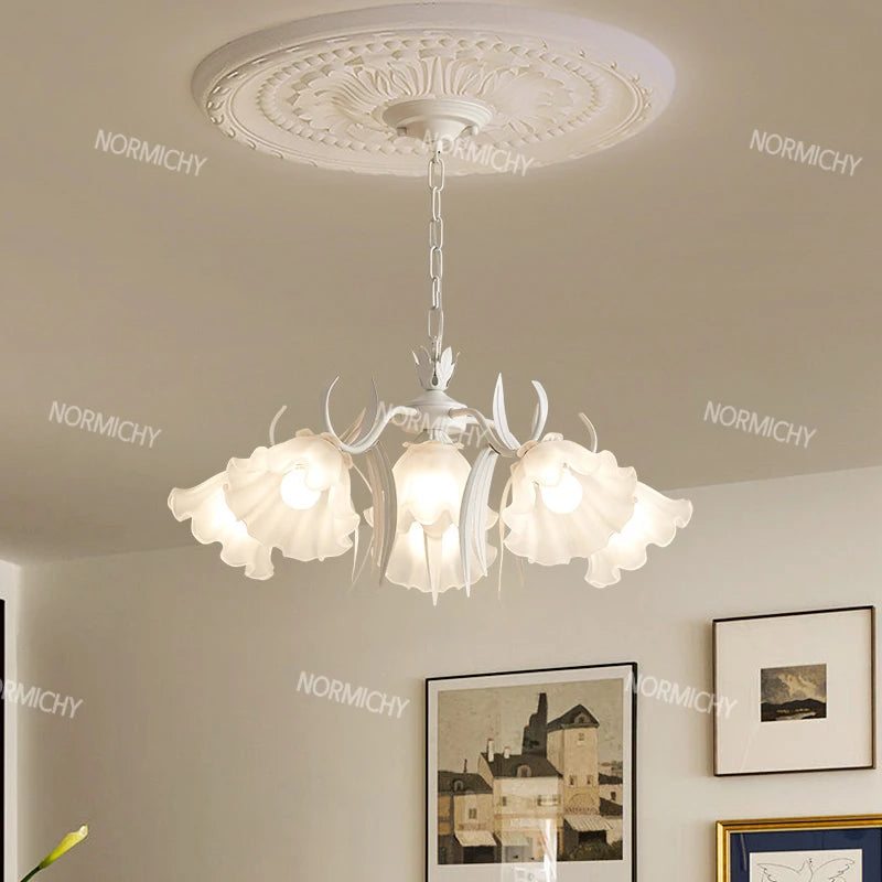 lampe suspendue fleur blanche classique romantique translucide chaines ampoules