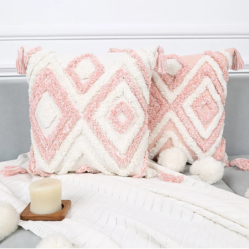 coussins boho chic rose clair blanc motif géométrique pompons opaques adhésifs