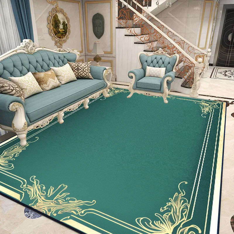 Un intérieur élégant et vintage avec un canapé et des fauteuils capitonnés de couleur menthe, posés sur un tapis vert orné de motifs dorés, dans un décor mural luxueux.
