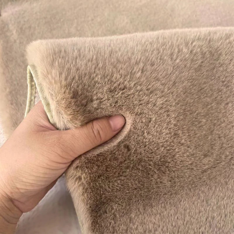 coussin peluche gris clair fourrure synthétique douce moderne poignée cuir beige