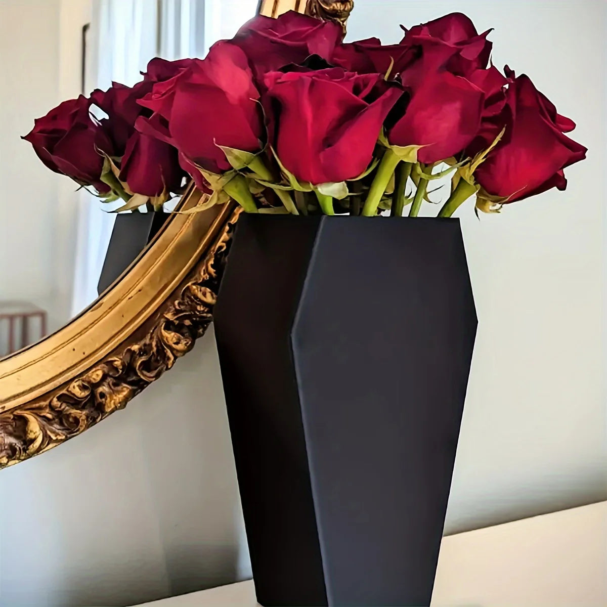 vase forme cercueil noir décoration miroir doré cadre bois figurines fantômes broom parking rose