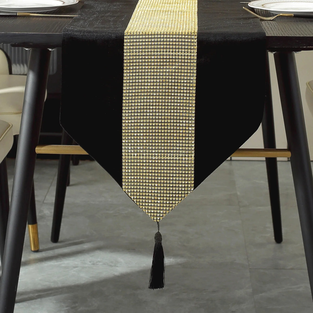 nappe décorative moderne tissu uni strass central franges couleur noir rouge or élégante table