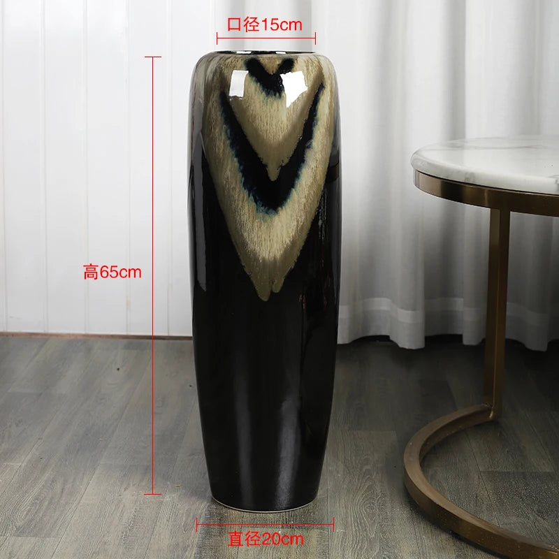 Vase décoratif en céramique noire et beige, de forme élancée et élégante, mesurant 65 cm de hauteur et 15 cm de largeur.