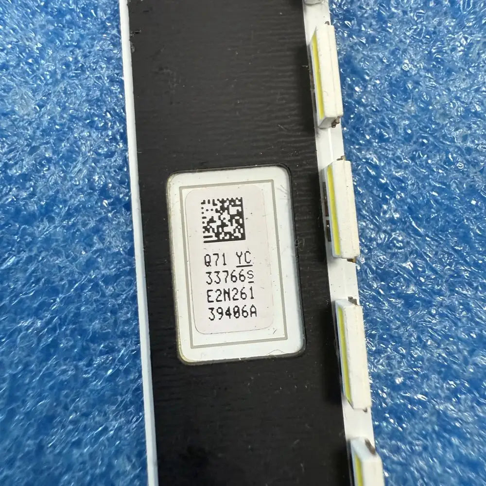ruban led noir blanc jaune connecteur qr code moderne ligne droite points lumineux
