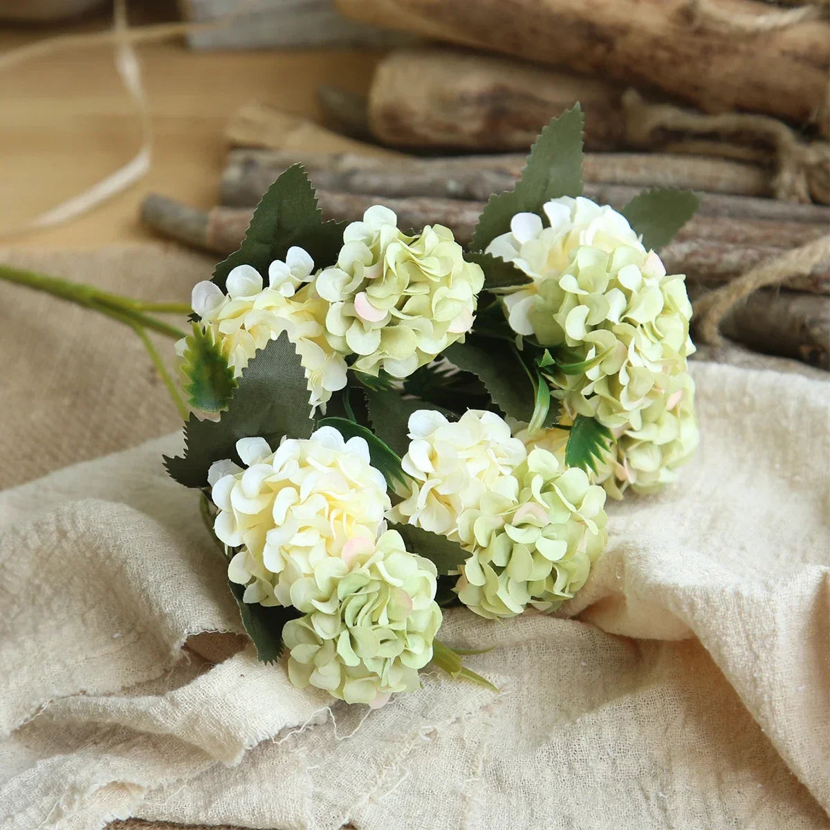 décoration mariage bouquet fleurs artificielles soie vertes blanches intérieur rustique naturel
