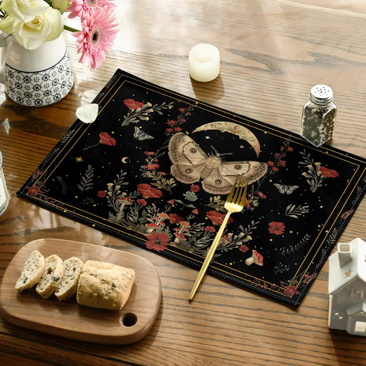 tapis table vintage noir papillons fleurs lune romantique assiettes fourchettes couteaux