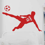 Autocollant mural football rouge dans une chambre d'enfant