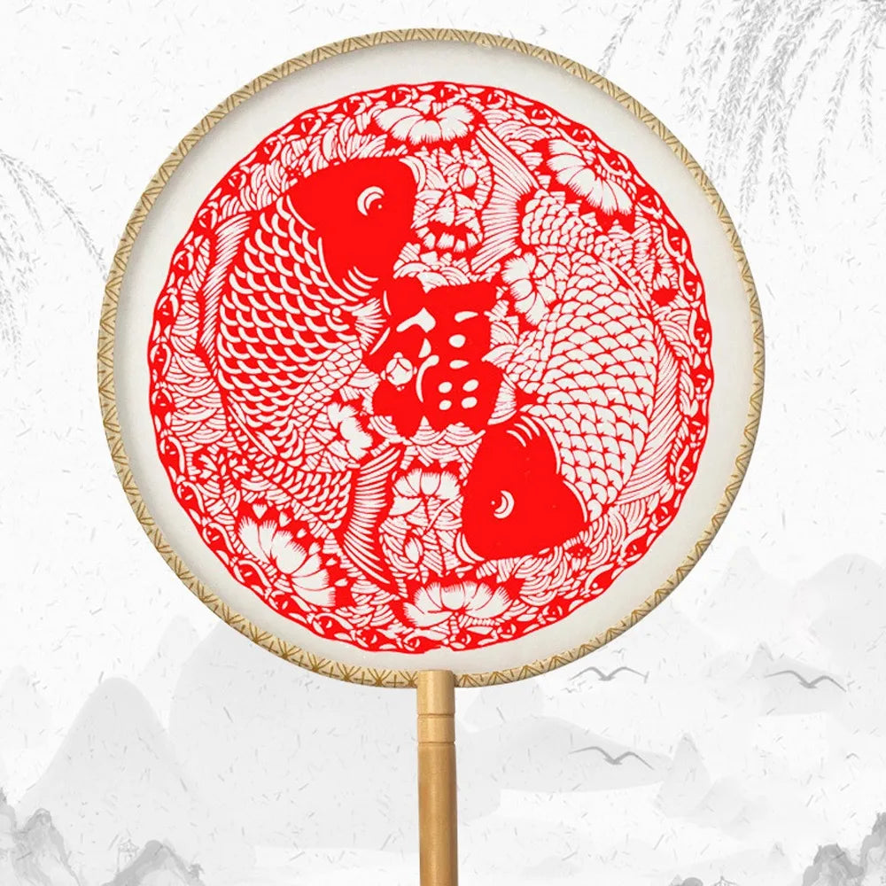éventail artisanal traditionnel motifs floraux géométriques poignée bois pompon rouge soie tissée opacité festive