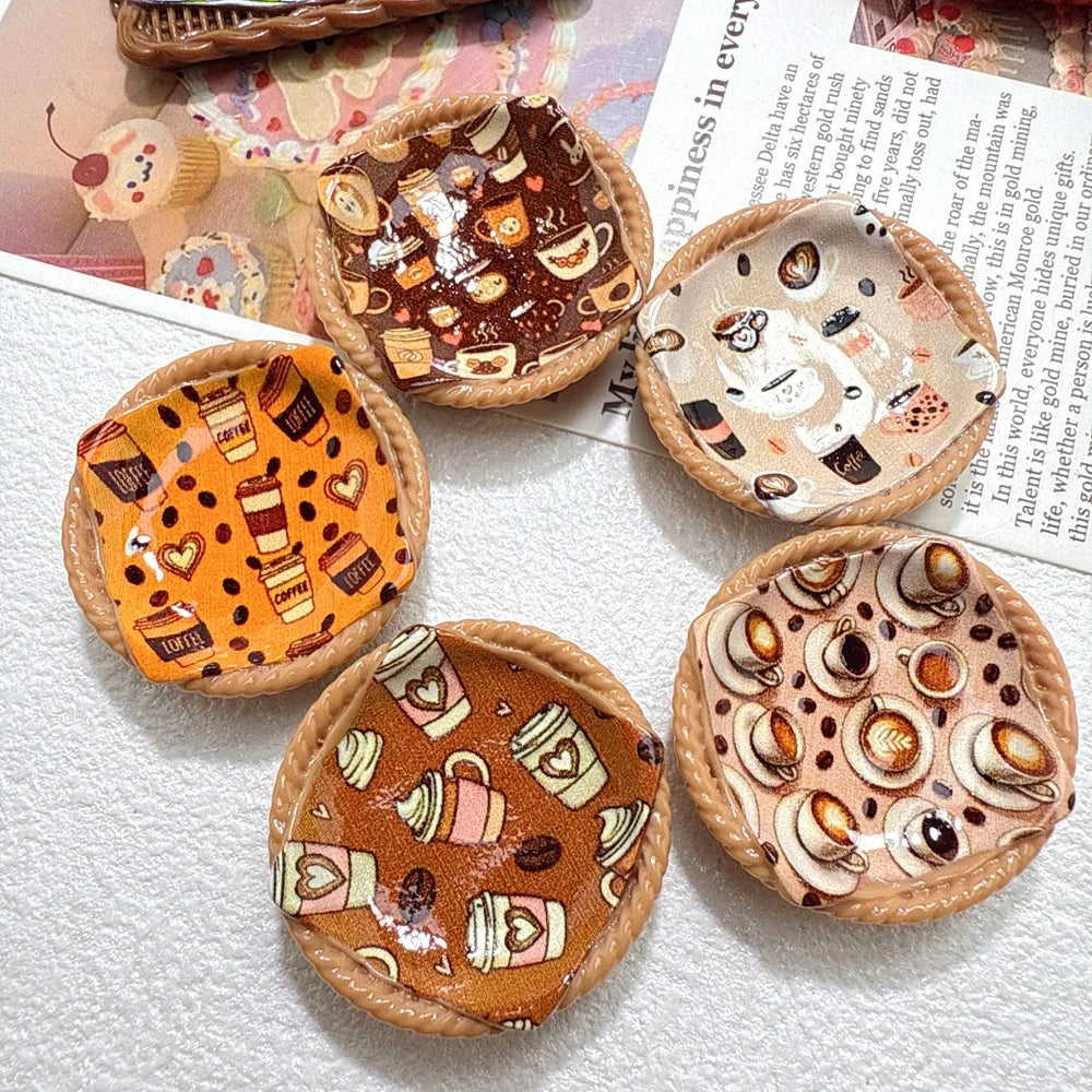 plateaux simulation résine miniature décorative assiettes gâteaux motifs fleurs carreaux textes couleurs marron blanc