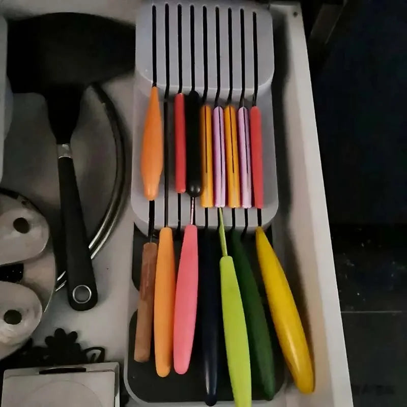 rangements couteaux cuisine empilables poignées colorées lames noires modernes pratiques multifonctionnels