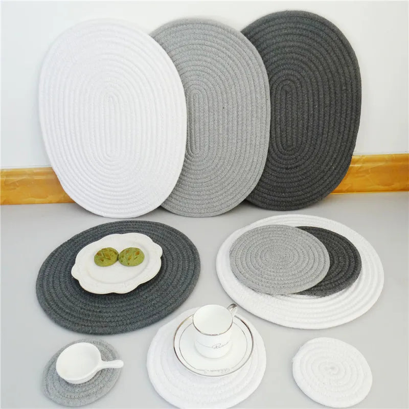 tapis table tissé spirale gris blanc moderne rustique assiettes cuillère fourchette couteau bol gâteaux