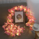 Guirlande lumineuse pastel décorant une chambre avec ambiance douce