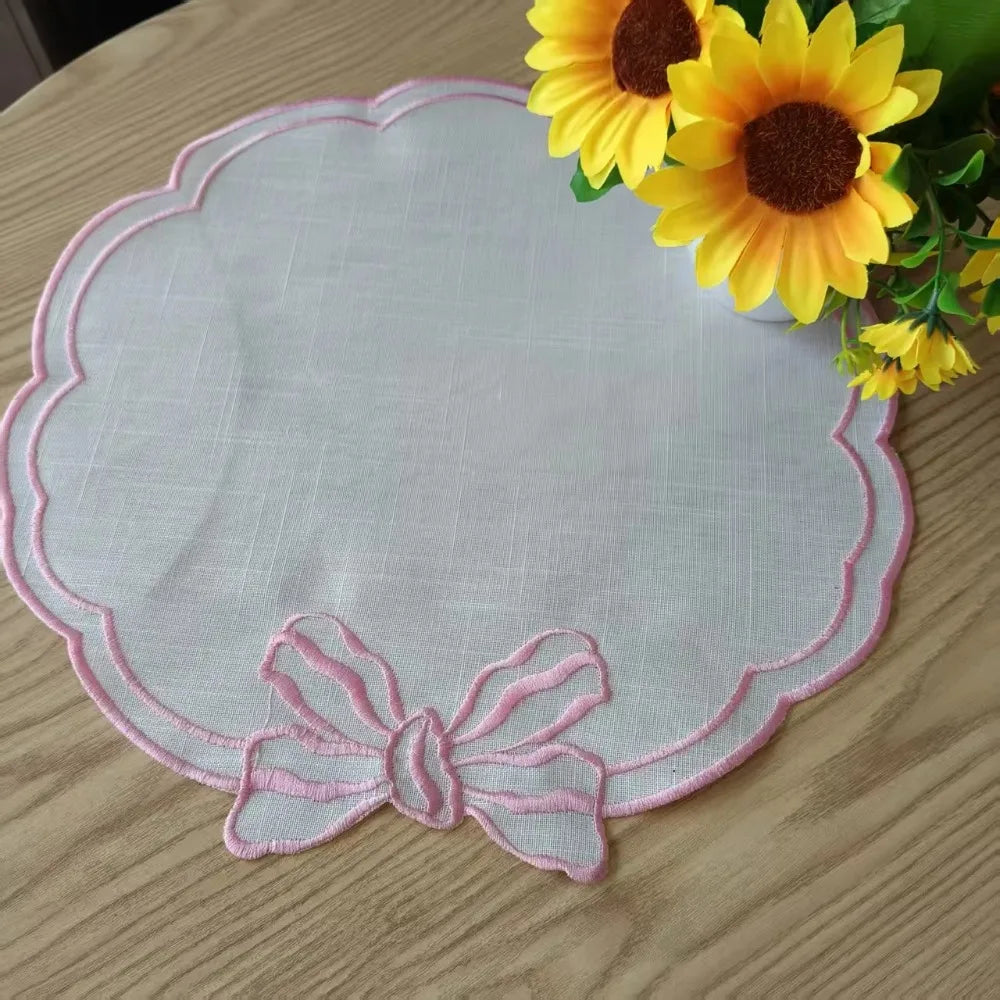 serviette table bleu clair vert rouge classique brodée toile lin bordure ondulée respectueux environnement