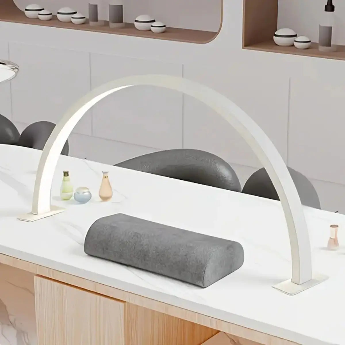 lampe moderne noir blanc rose pâle lisse réglable luminosité couleur ongles cils