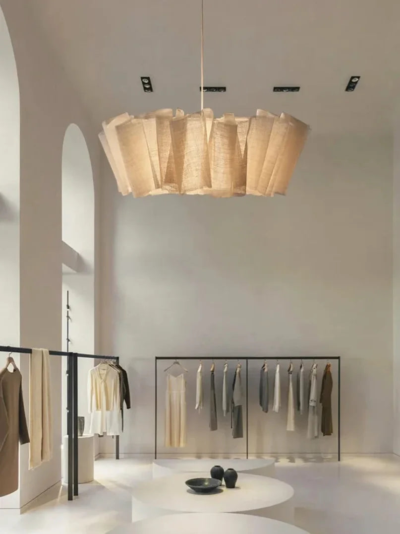 lampe suspendue tissu beige clair moderne élégante pendentif chaîne métallique flux lumineux 2000 82000