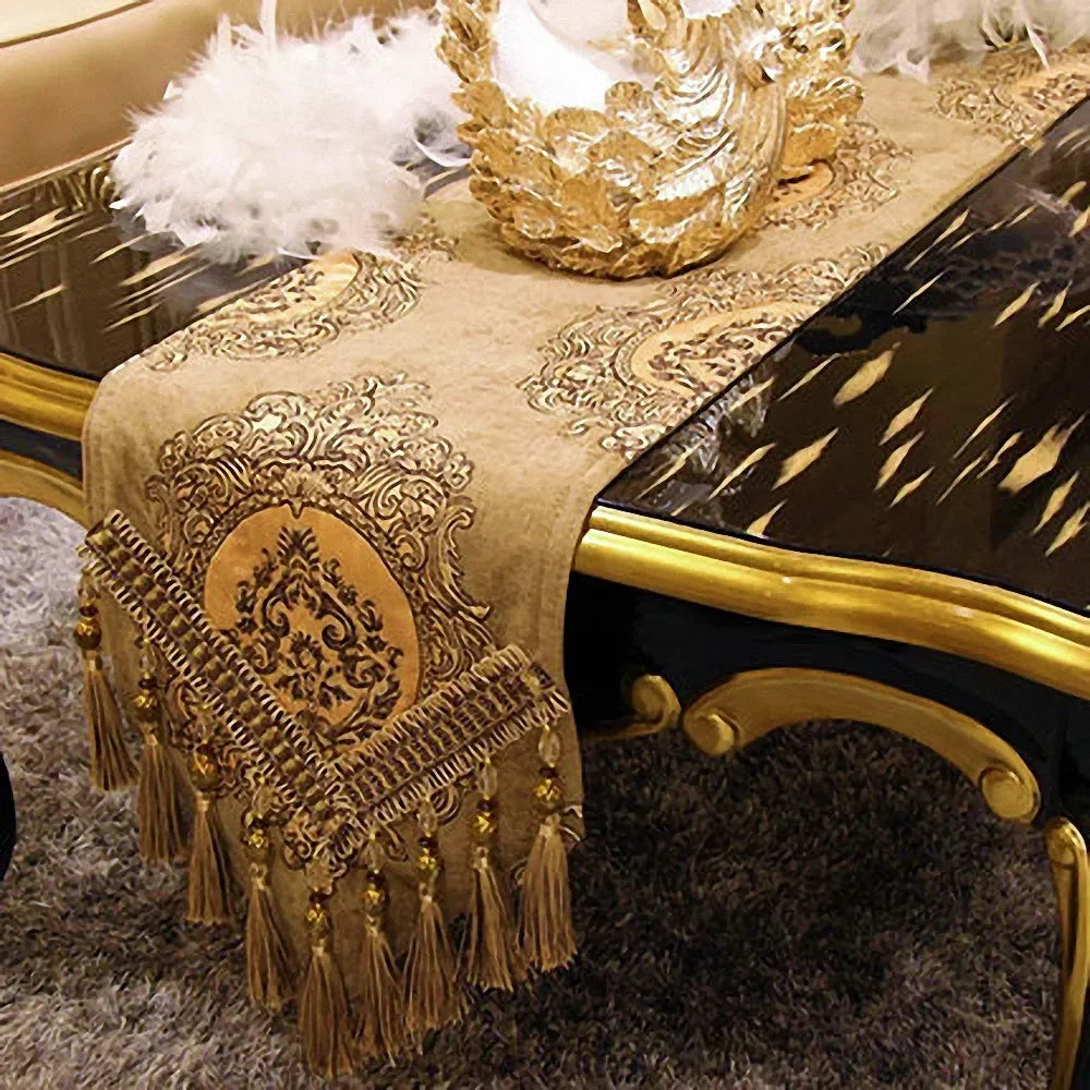 nappes tables motifs floraux brodés ornementaux franges décoratives luxueux tableaux ornementaux