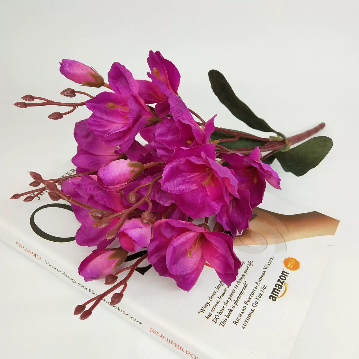 bouquet fleurs artificielles magnolia violet blanc bleu rouge decoration intérieur mariage anniversaire minimaliste