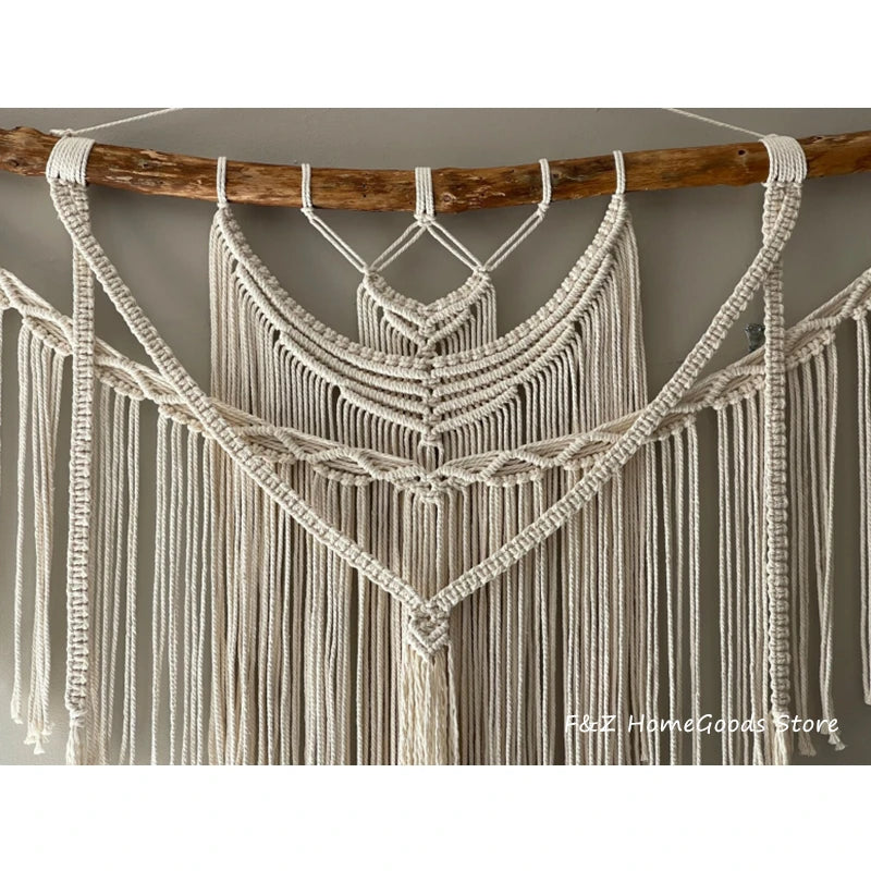 Vue de côté montrant la texture et les couches du macramé