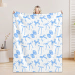 couverture sieste douce microfibre bleue blanche motif rayures points femme