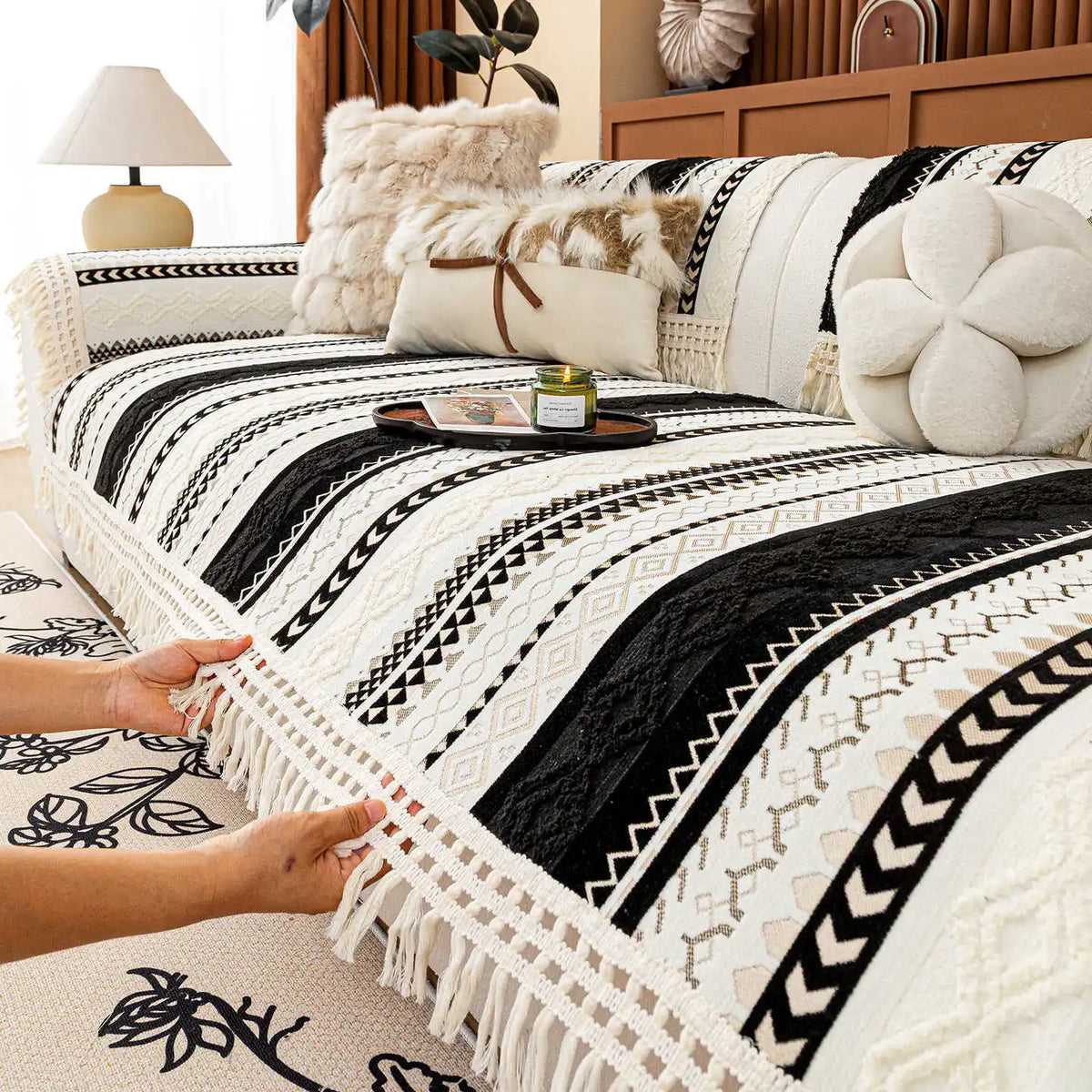 Cette image montre une belle couverture de lit aux motifs ethniques et aux textures douces et confortables.