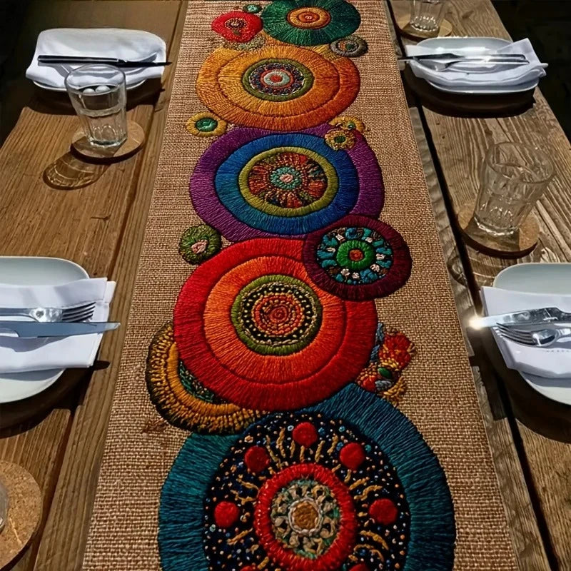 chinois bohème multicolore motifs circulaires brodés table bois clair saisonnière