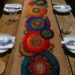 chinois bohème multicolore motifs circulaires brodés table bois clair saisonnière