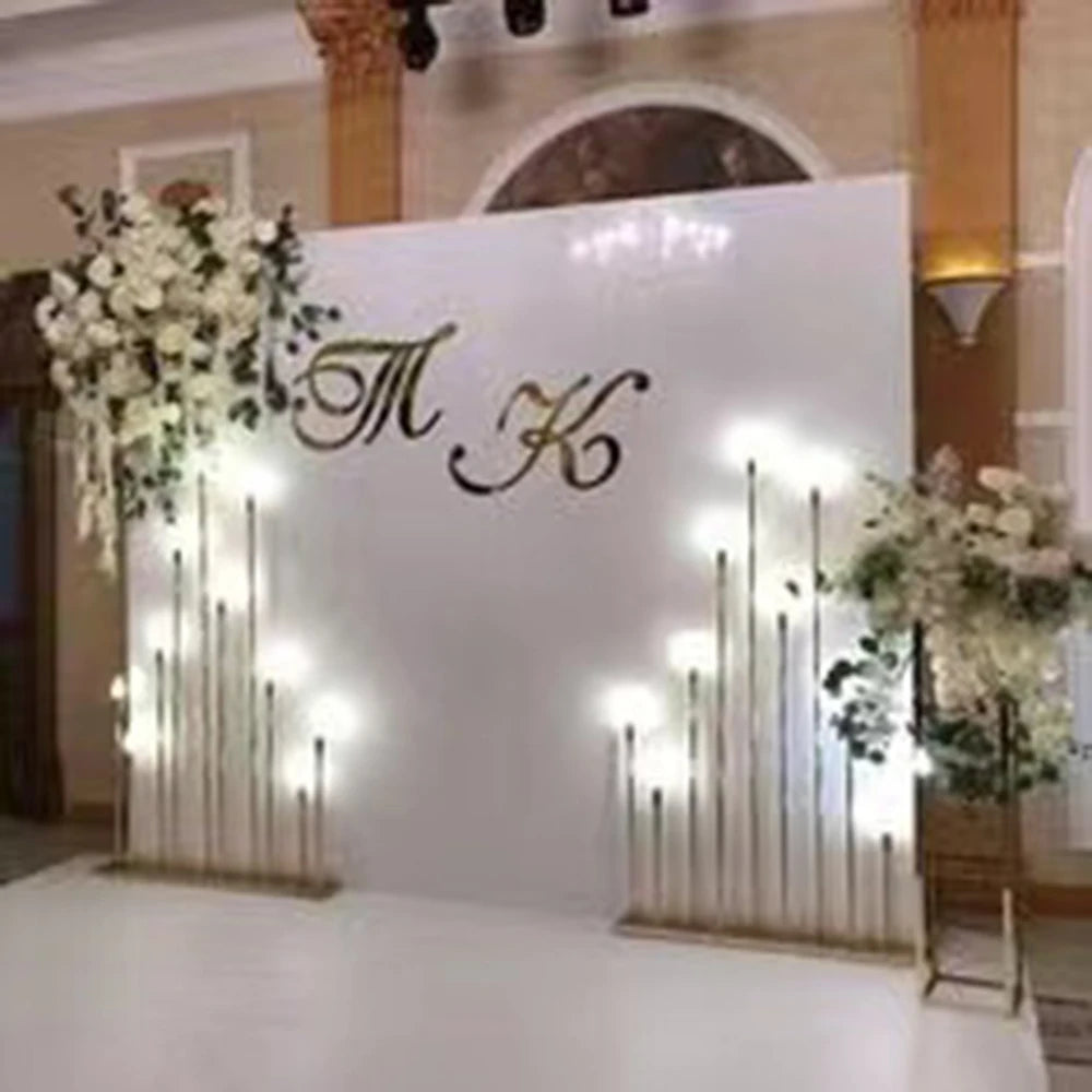 décoration événement mariage blanc or lettres monogrammées structure métallique élément lumineux fleurs roses vertes