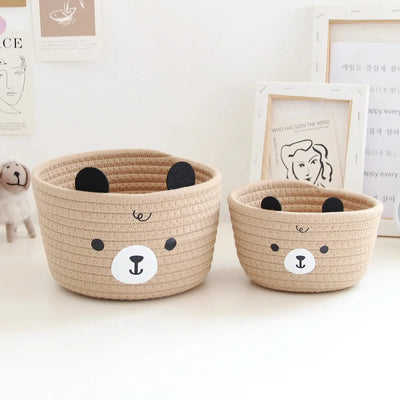 Panier rangement rotin tissé orange sur bureau