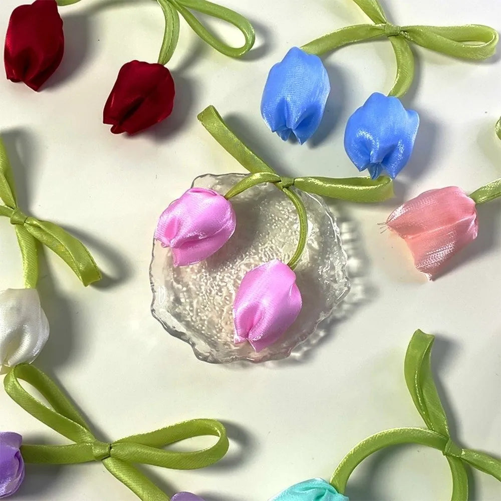 bouquets tulipes artificielles rubans satinés moderne minimaliste rouge rose bleu blanc