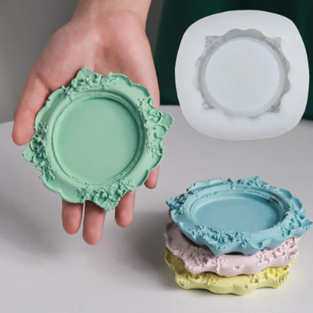 cadre décoratif baroque vert pastel bleu clair blanc ornements floraux relief réutilisable projet artisanal