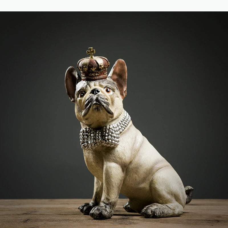 statuette chien bouledogue couronne collier aspect vieilli texture rugueuse décoration chambre moderne