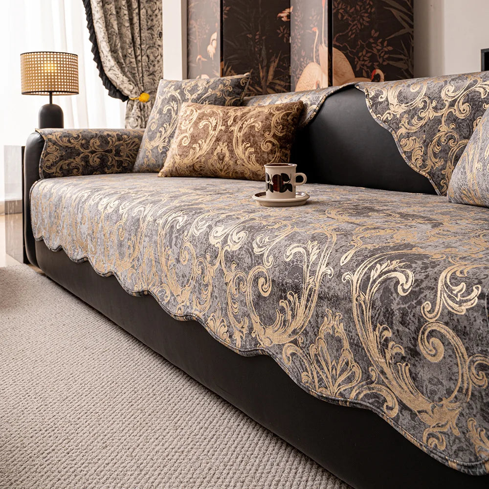 Le canapé est recouvert d'un motif floral et ondulé de teintes brunes et dorées, créant une atmosphère chaleureuse et élégante dans la pièce.