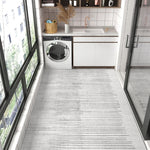 L'image montre une cuisine moderne avec des meubles blancs, une machine à laver et un plan de travail en pierre. La cuisine est équipée d'étagères en bois et de décoration, et la fenêtre laisse entrer la lumière naturelle.