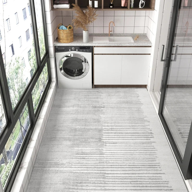 L'image montre une cuisine moderne avec des meubles blancs, une machine à laver et un plan de travail en pierre. La cuisine est équipée d'étagères en bois et de décoration, et la fenêtre laisse entrer la lumière naturelle.