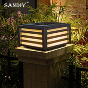 lampe solaire extérieure moderne structure rectangulaire lattes horizontales jaune orangé fixée poteau