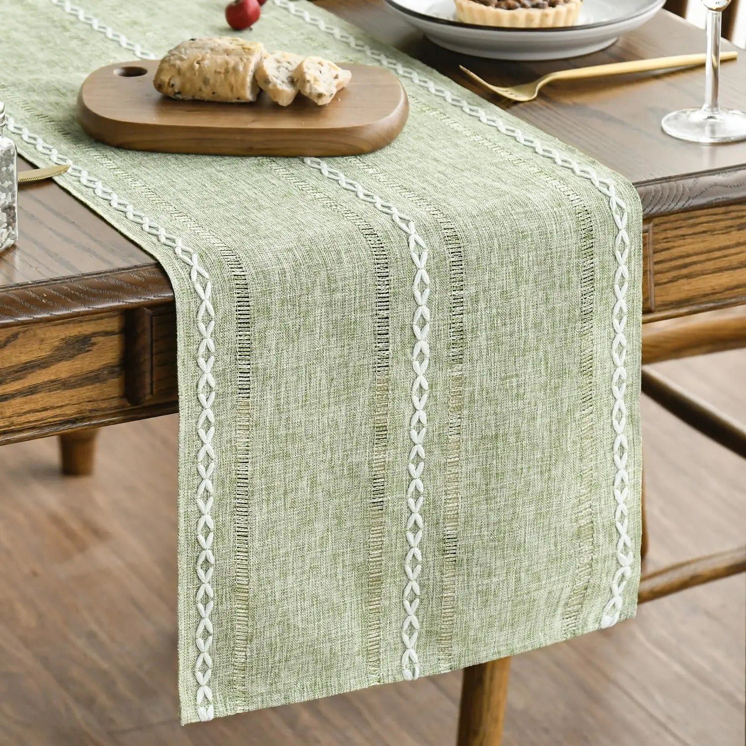 Chemin de table vert dans une salle à manger rustique