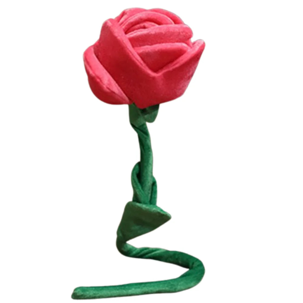 décoration intérieure bouquets roses rouges velours modernes feuilles vertes maison anniversaire