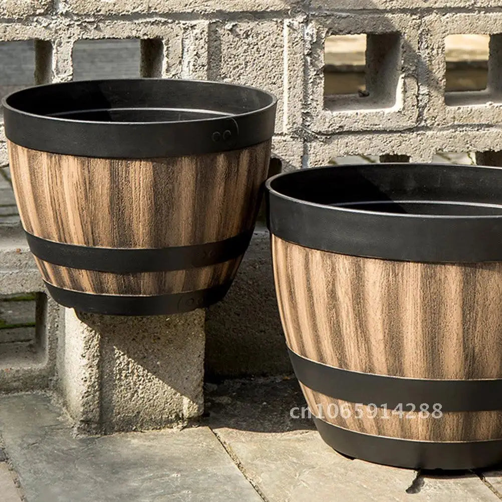 pots fleurs imitation bois rustique baril jardin decoration plantes vertes fleurs violettes container extérieur