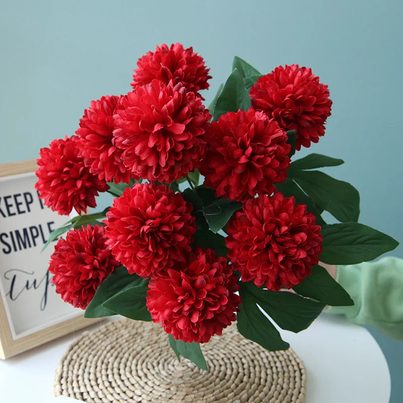 décoration intérieure moderne bouquet artificiel fleurs pompons roses rouges blancs minimaliste