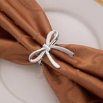 anneaux serviette or argent texture rugueuse moderne fixation minimaliste set table